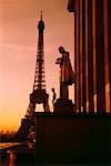 Tour Eiffel vu à l'arrière d'une statue du palais au coucher du soleil, Paris, France
