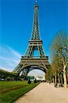 Faible angle vue tour Eiffel, Paris, France
