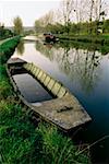 Grand angle d'un vieux bateau avec une barge se déplaçant en amont, Canal de Bourgogne, France