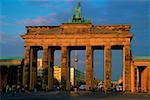 Touristen auf ein Tor, die Quadriga Statue, Brandenburger Tor, Berlin, Deutschland