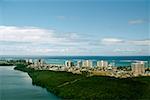 Erhöhte Ansicht eine Küstenstadt mit üppiger Vegetation, San Juan, Puerto Rico