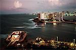 Spektakulären Blick über eine Stadt mit Lichtern, Puerto Rico beleuchtet