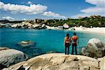 Vue arrière d'un couple sur les rochers, Virgin Gorda, Virgin Islands