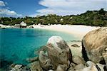 Küste, flankiert von Felsen, Virgin Gorda, Jungferninseln