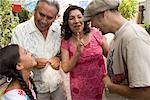 Grands-parents de petits-enfants au rassemblement de la famille