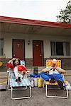 Porträt des Paares vor Motel, faulenzen auf Parkplatz