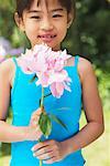 Portrait de jeune fille tenant fleur