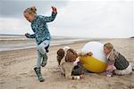 Kinder spielen mit großen Beach-Ball