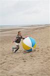 Fille jouant avec gros ballon de plage