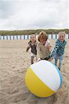 Kinder spielen mit großen Beach-Ball