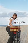 Femme à vélo sur la plage