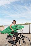 Femme vélo et exerçant Crocodile gonflable de plage