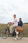 Couple bicyclette et transportant panier pique-nique