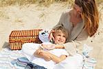 Porträt von Mutter und Sohn am Strand