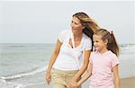 Portrait de la mère et la fille marchant sur la plage