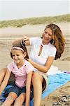 Portrait de la mère et la fille assise sur la plage