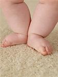 Gros plan des pieds du bébé