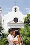 Couple Kissing extérieur église