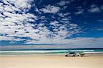 Voiture sur la plage, Moreton Island, Queensland, Australie