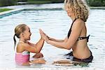 Mère et fille jouant dans la piscine