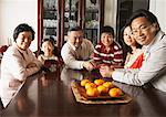 Portrait de famille dans la salle à manger