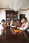 Portrait de famille dans l'élégante salle à manger