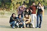 Portrait d'un groupe de jeunes hommes debout dans le jardin