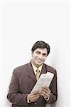 Portrait d'un homme d'affaires en tenant un journal