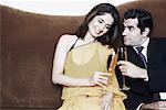 Jeune couple griller avec flûtes à champagne