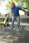 Großvater und Enkel spielen Hopscotch