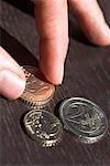 Gros plan d'une main de femme toucher des pièces de monnaie