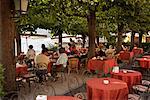 Menschen bei Outdoor-Café von, Comer See, Bellagio, Italien