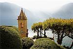 Tour de l'horloge qui surplombe le lac de Côme, Italie
