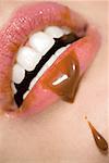 Femme avec une sauce au chocolat sur ses lèvres