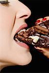 Frau essen Schokolade Kuchen