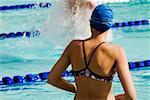 Vue arrière d'une femme dans une piscine