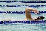 Seitenansicht eines jungen Mannes in einem Schwimmbad Schwimmen