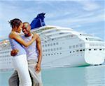 Gros plan d'un jeune couple embrassant mutuellement face à un bateau de croisière, Bermudes