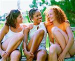 Gros plan de trois jeunes femmes assises sur un banc et souriant, Bermudes
