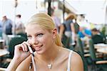 Gros plan d'une jeune femme parlant sur un téléphone mobile dans un restaurant