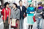 Famille marchait dans la rue