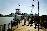 Groupe de personnes marchant vers un ferry, Manhattan, New York City, New York State, États-Unis