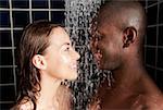Profil de côté d'un jeune couple dans la douche