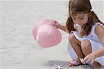 Nahaufnahme von einem Mädchen spielen mit einem Seestern am Strand