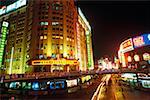 Flachwinkelansicht eines Gebäudes beleuchtet bei Nacht, China