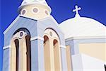 Vue d'angle faible d'une église, Santorin, Iles Cyclades, Grèce