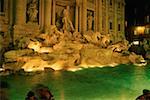 Statues près d'une fontaine éclairée la nuit, la fontaine de Trevi, Rome, Italie