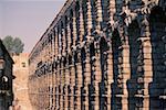 Vue d'angle faible d'un aqueduc, Segovia, Espagne