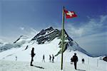 Groupe de personnes debout près du drapeau suisse, Jungfrau, Suisse