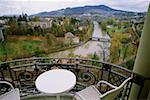 Vue grand angle sur une chaise et une table à un balcon, l'hôtel Bellevue Palace, Berne, Canton de Berne, Suisse